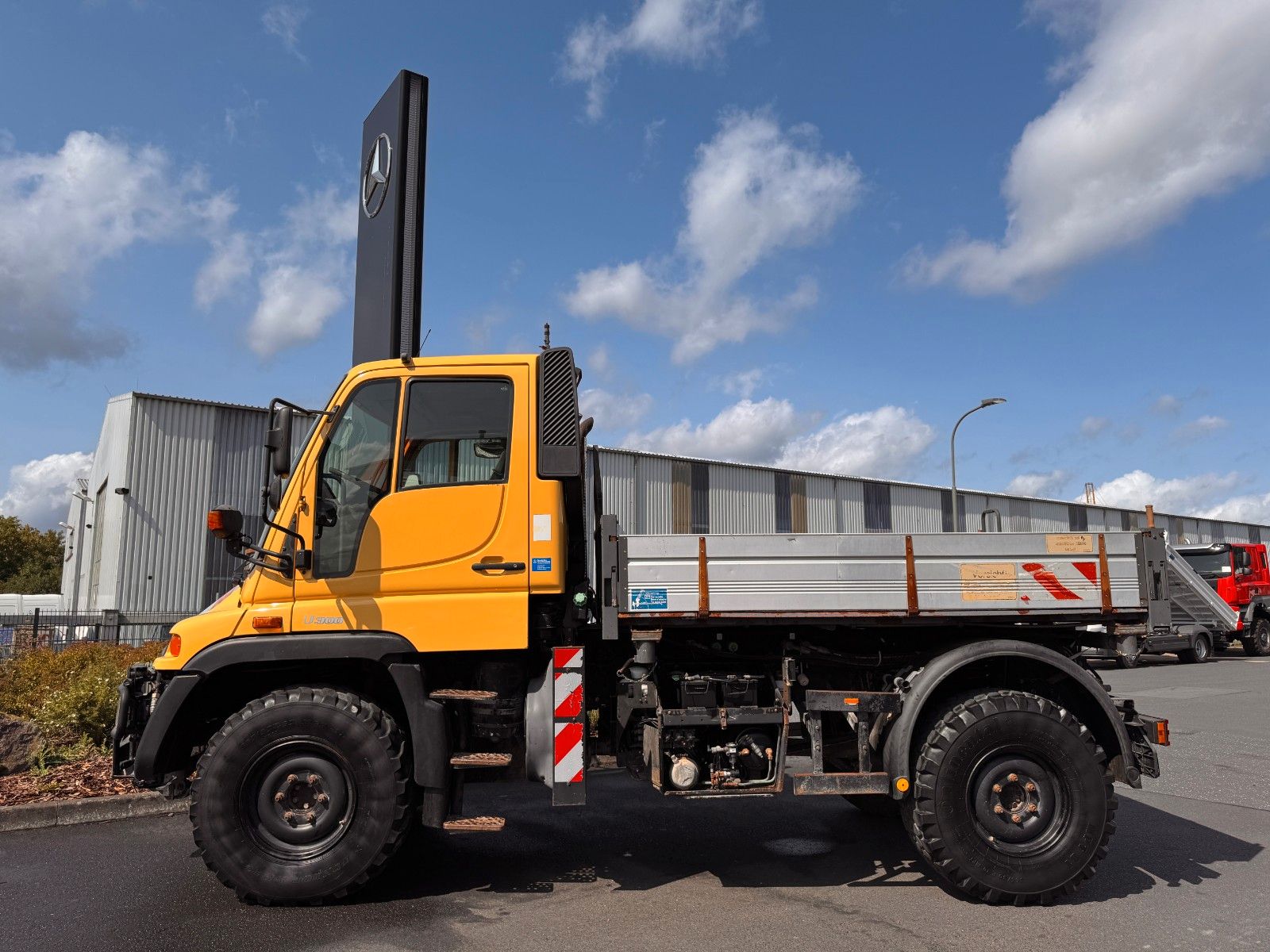 Fahrzeugabbildung Mercedes-Benz Unimog U300 4x4 Vario-Pilot