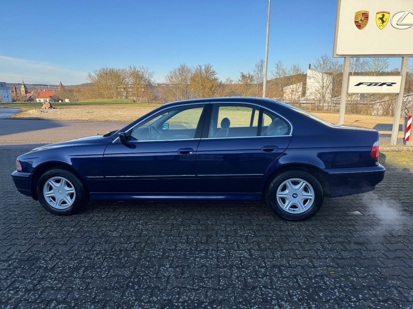 Fahrzeugabbildung BMW 520i