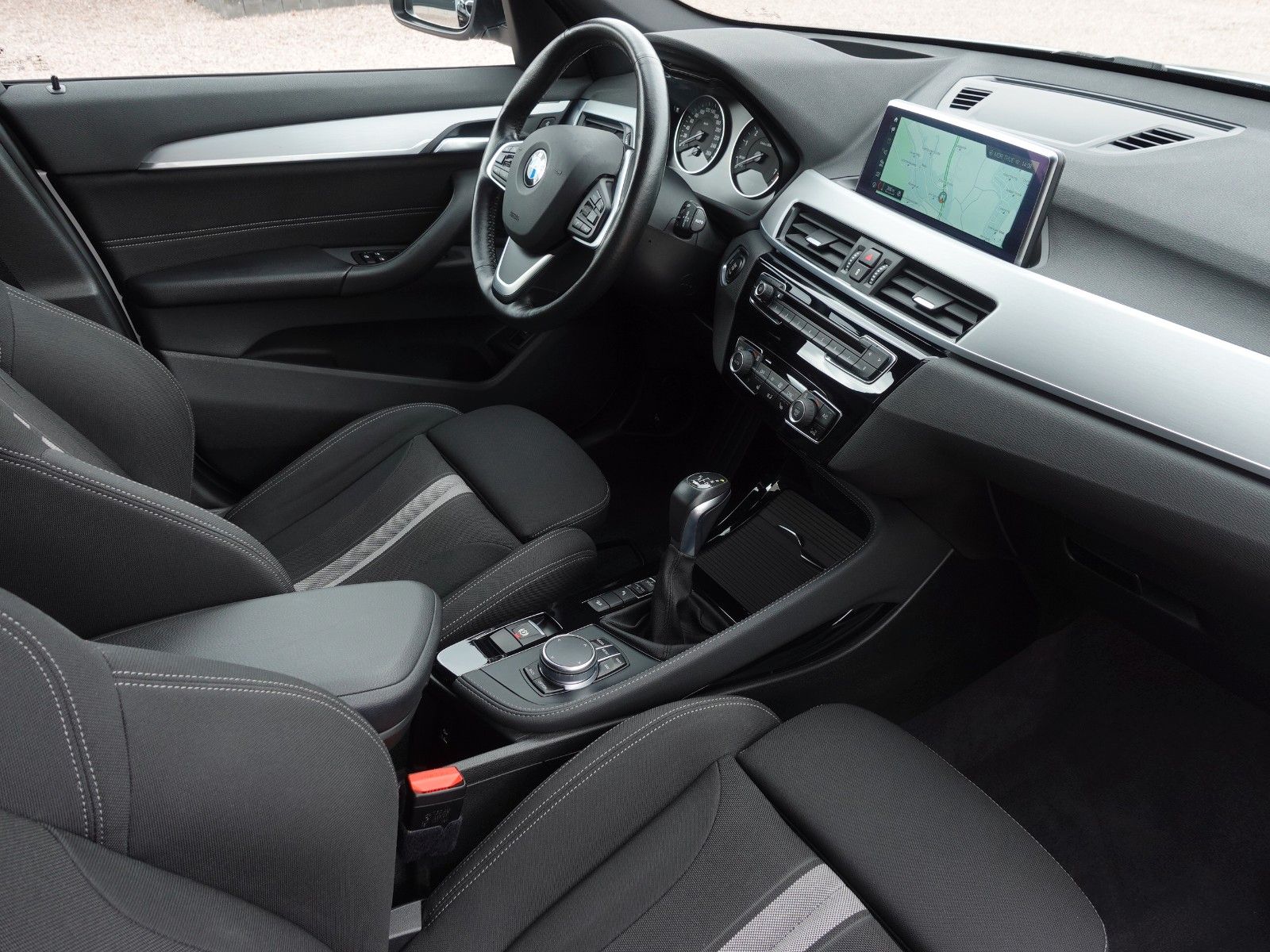 Fahrzeugabbildung BMW X1 xDrive20i A Sport Line I.Hd/AHK/LED/HeadUp/18