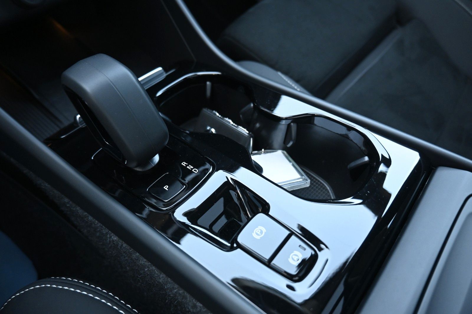 Fahrzeugabbildung Volvo XC40 B4 DSG Ultra Dark*PANO*RFK*ACC