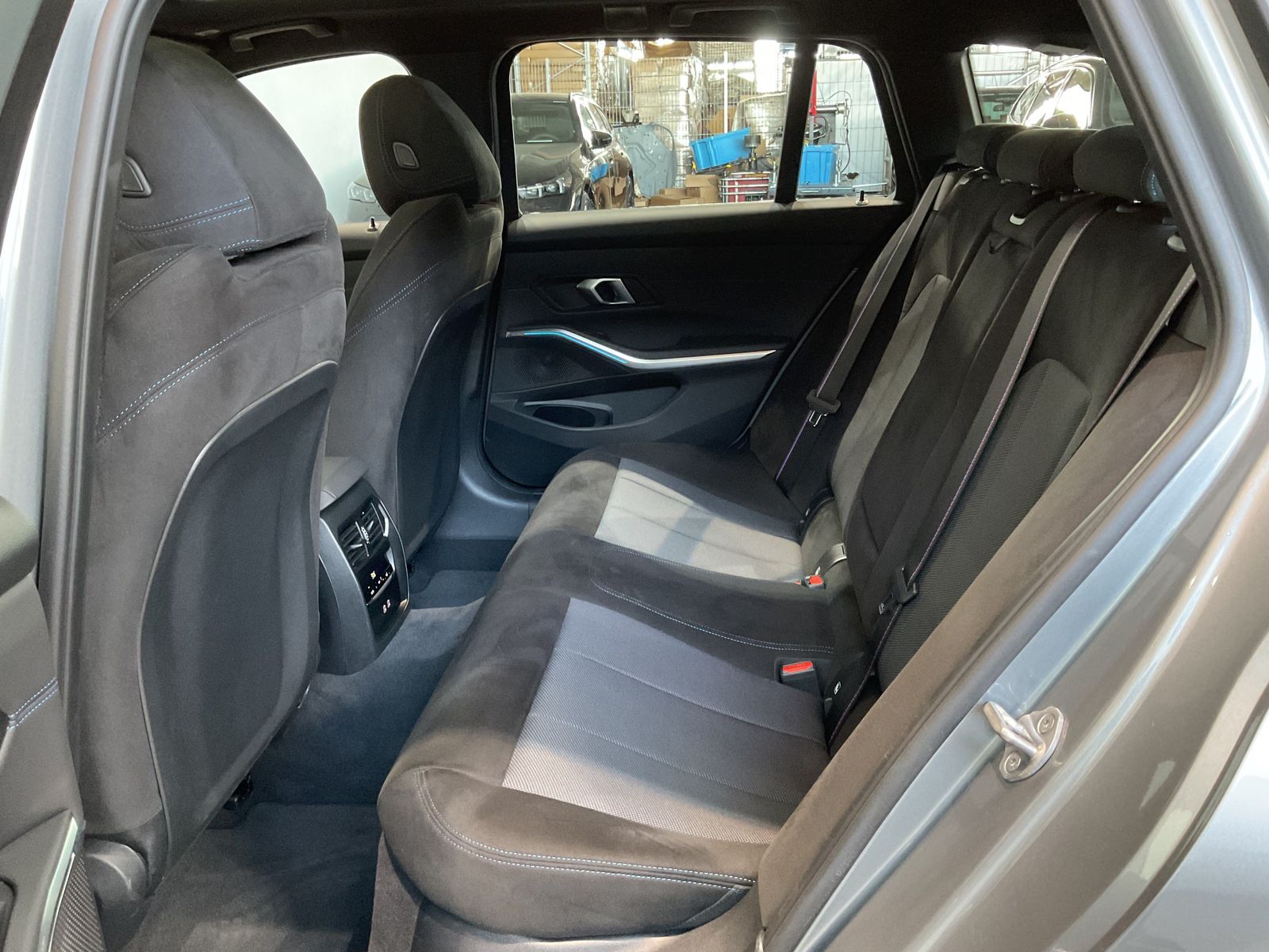 Fahrzeugabbildung BMW 330i xDrive | M Sportpaket pro | Panorama-Glasda