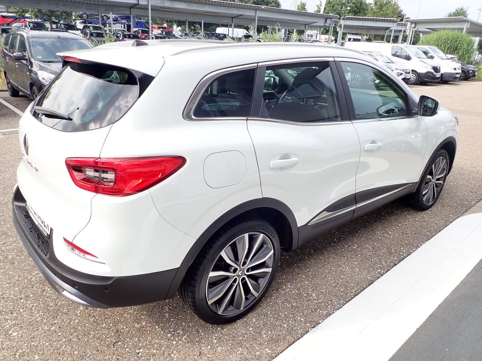 Fahrzeugabbildung Renault Kadjar TCe 160 EDC LIMITED/AUTOMATIK/SHZ/NAVI