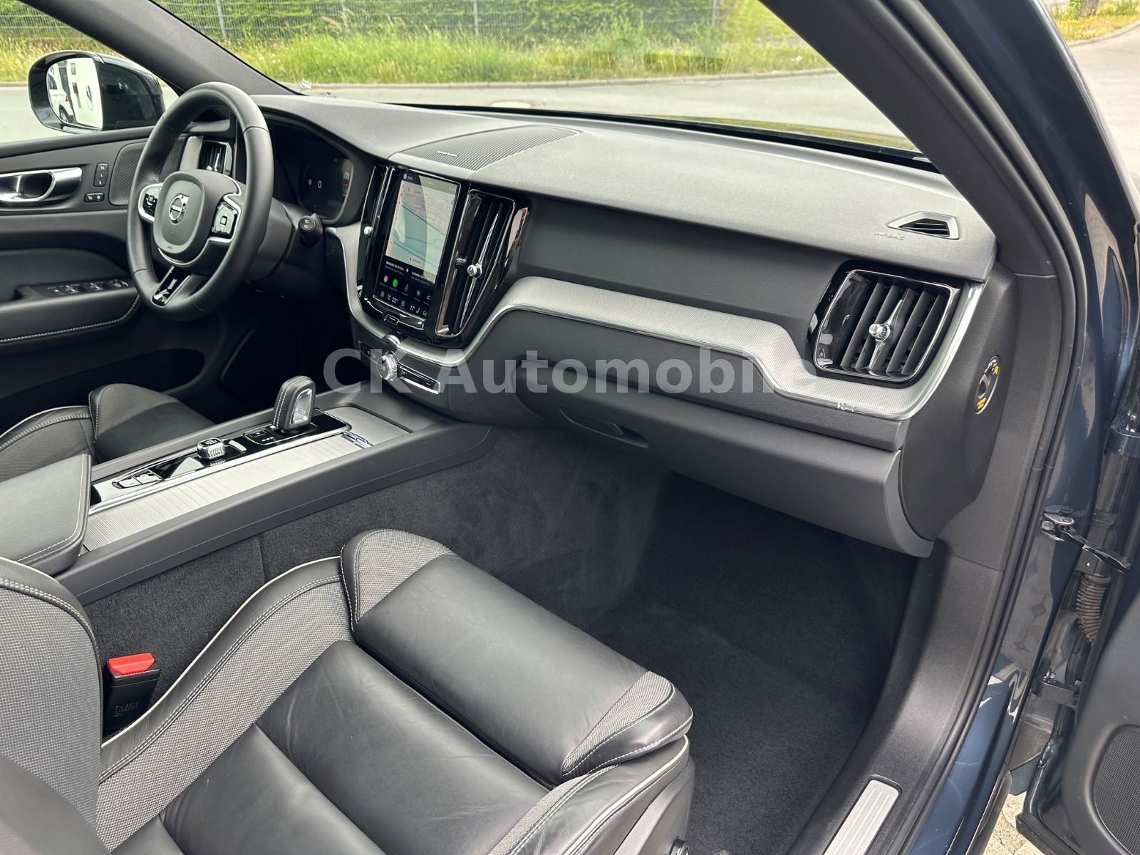 Fahrzeugabbildung Volvo XC60 B4 R Design 2WD/Navi/Pano/Kamera/LED