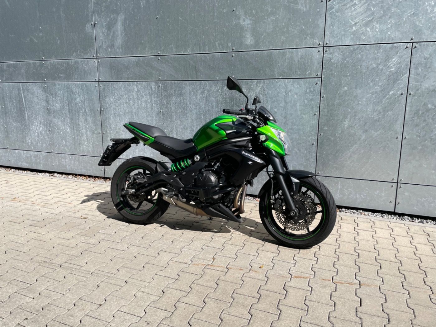 Fahrzeugabbildung Kawasaki ER 6 N ABS mit Tieferlegung und niedrigem Sitz