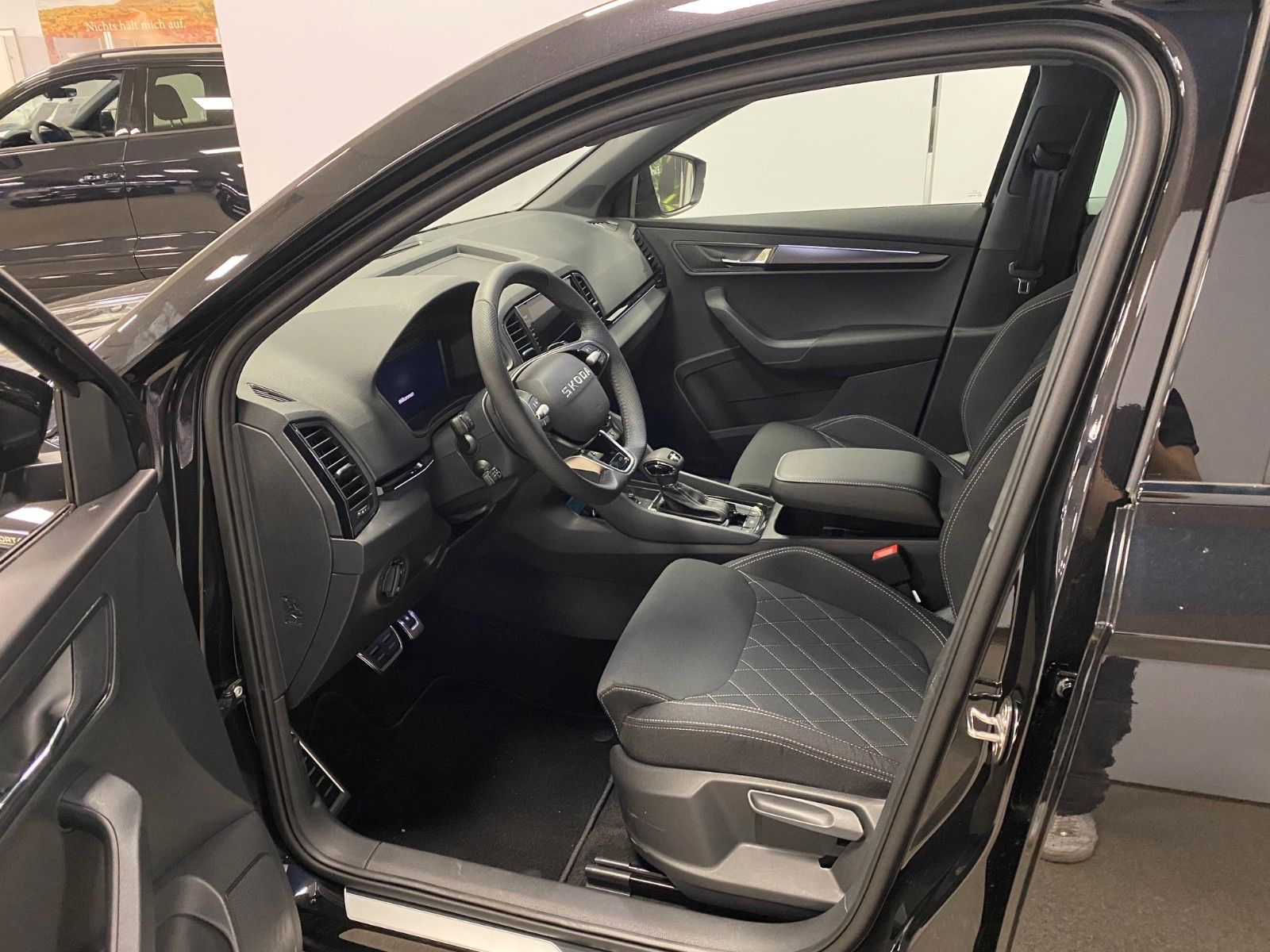 Fahrzeugabbildung SKODA Karoq 1.5l TSI DSG Sportline+NAVI+MATRIX+AHK+18"