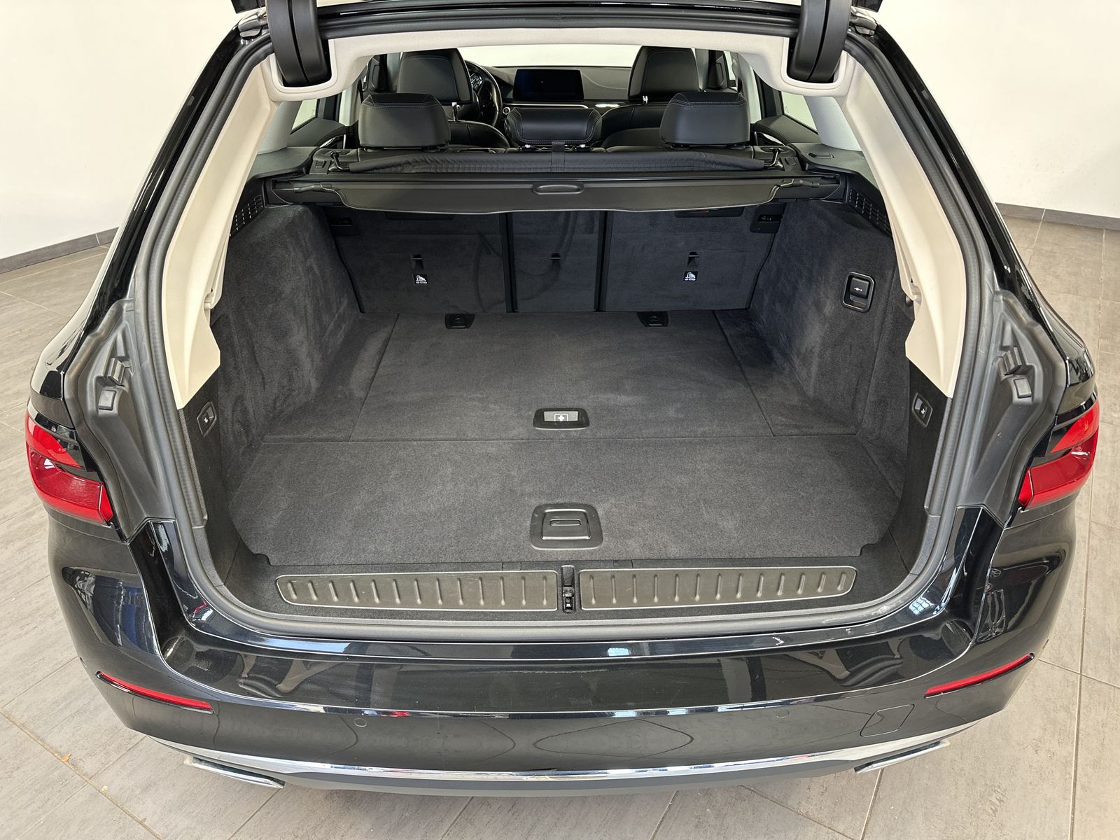 Fahrzeugabbildung BMW 520d Touring Luxury-Line NAV+LASER+PANO+HEAD-UP