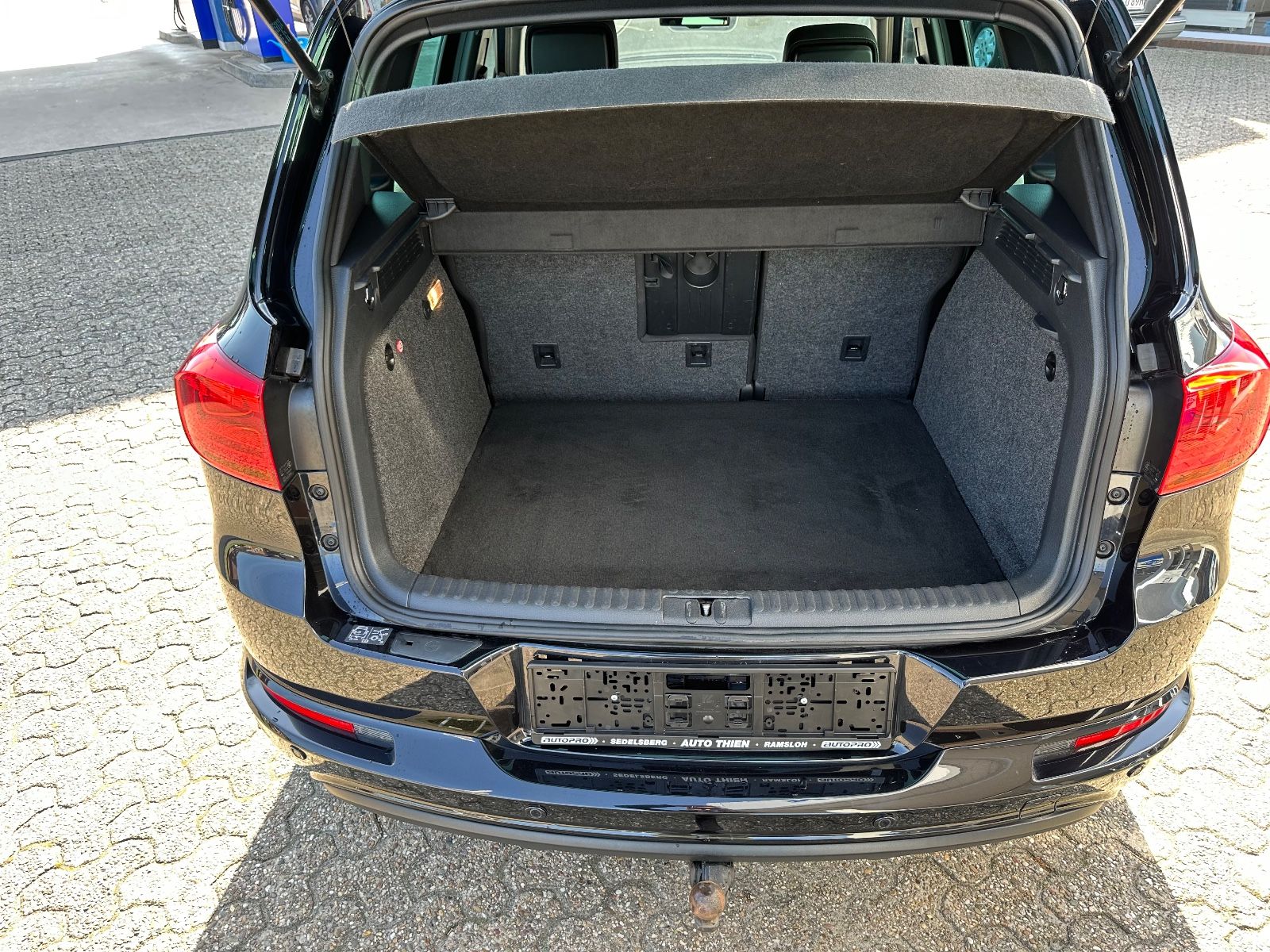 Fahrzeugabbildung Volkswagen Tiguan 1.4 TSI R-Line AHK/Navi/GRA/SHZG