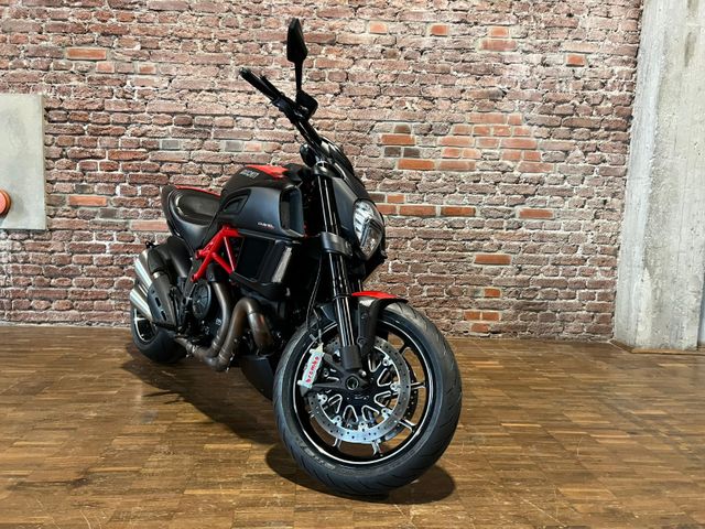 Ducati Diavel Carbon Red