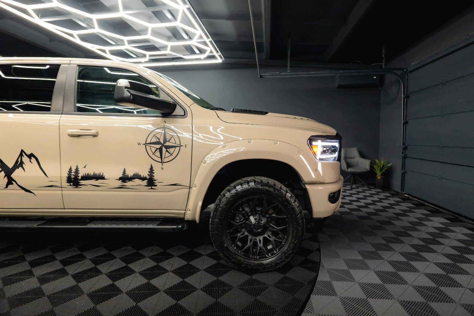Fahrzeugabbildung Dodge RAM 5.7 V8 HEMI 4x4 ARMY STYLE Offroad LONGBED