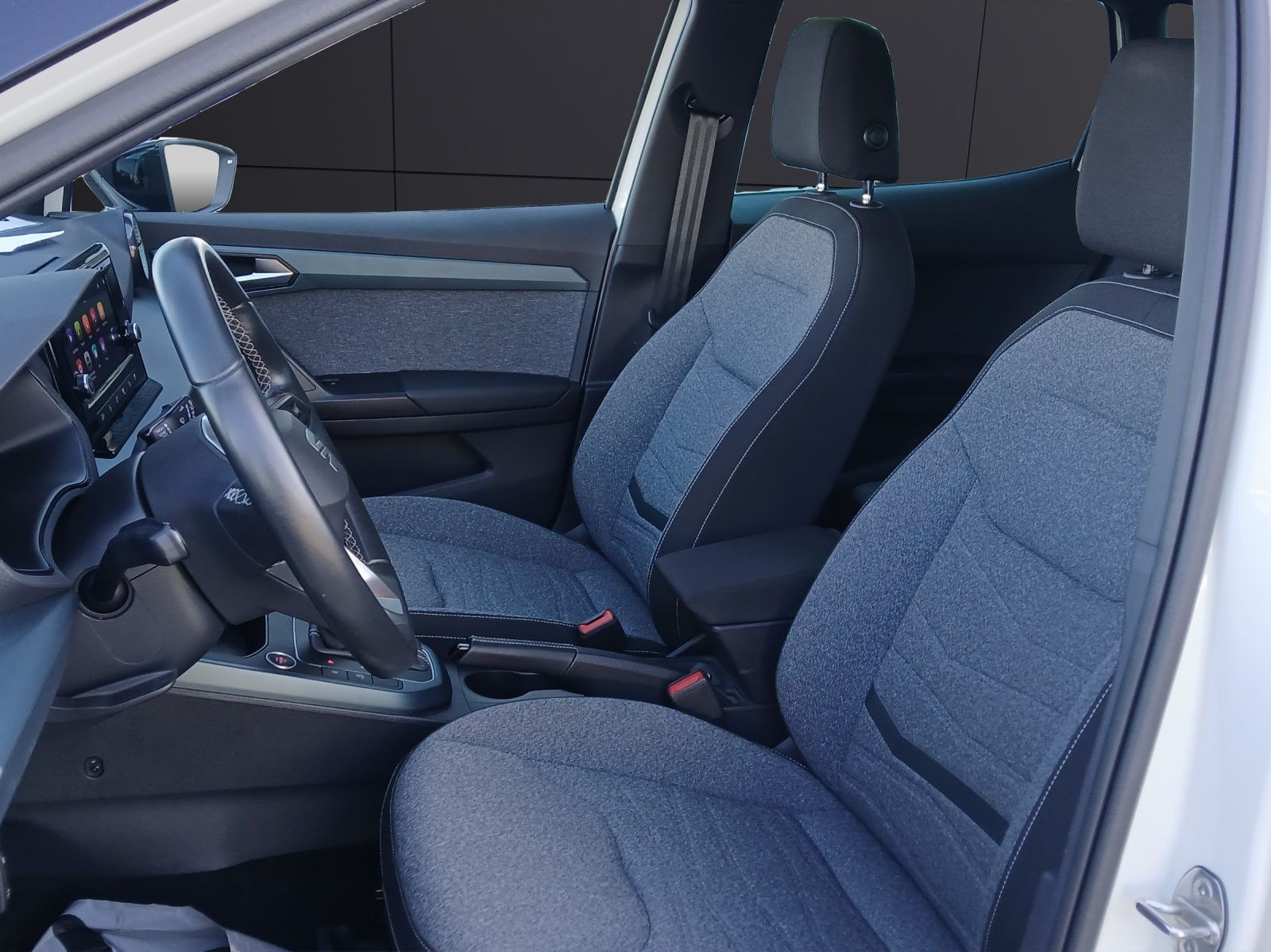 Fahrzeugabbildung SEAT Arona TSI Xperience DSG LED AHK ACC RFK SH 18"