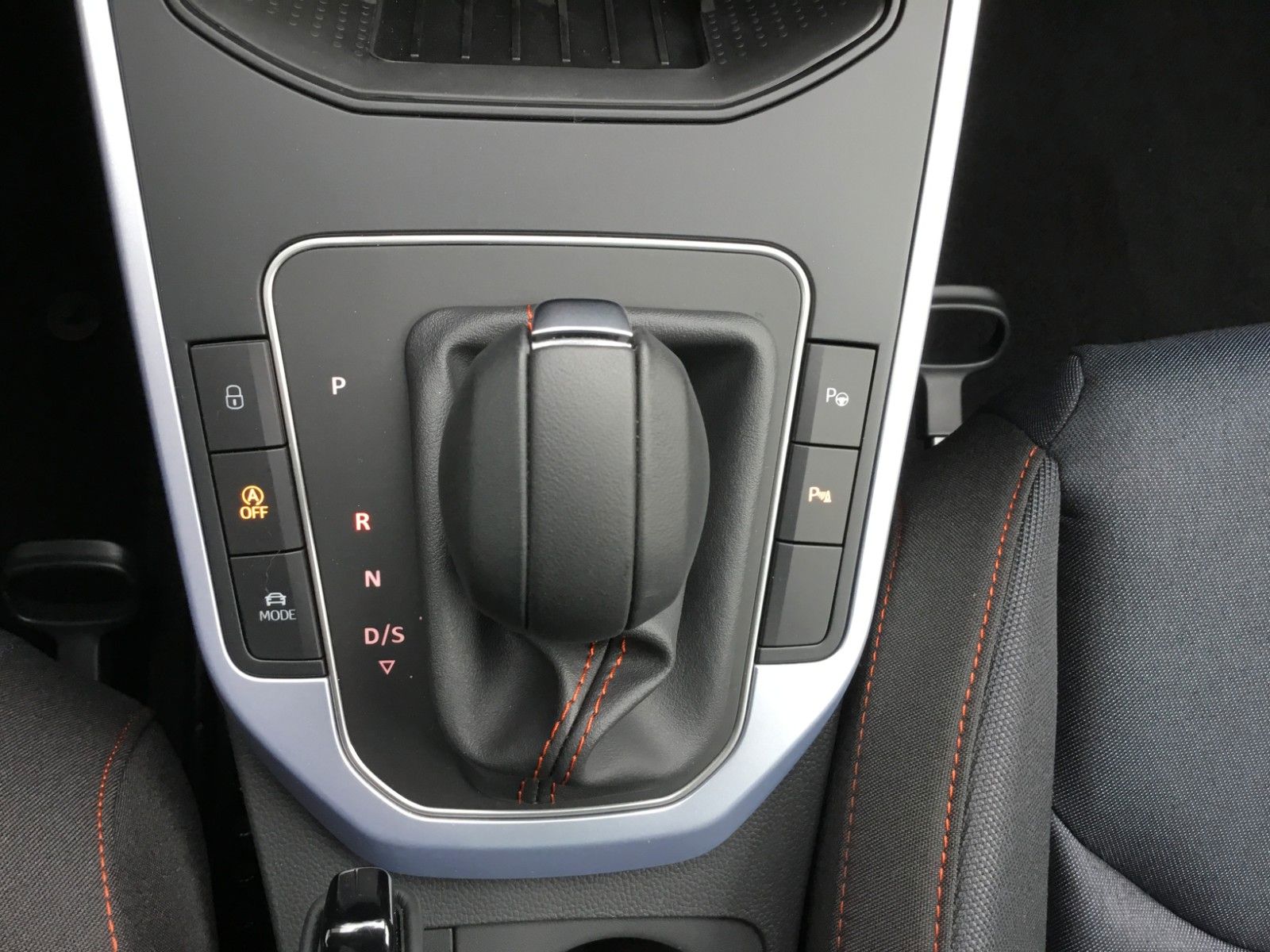 Fahrzeugabbildung SEAT Arona FR 1.5 TSI DSG+AHK+ACC+17"+Navi+Kamera