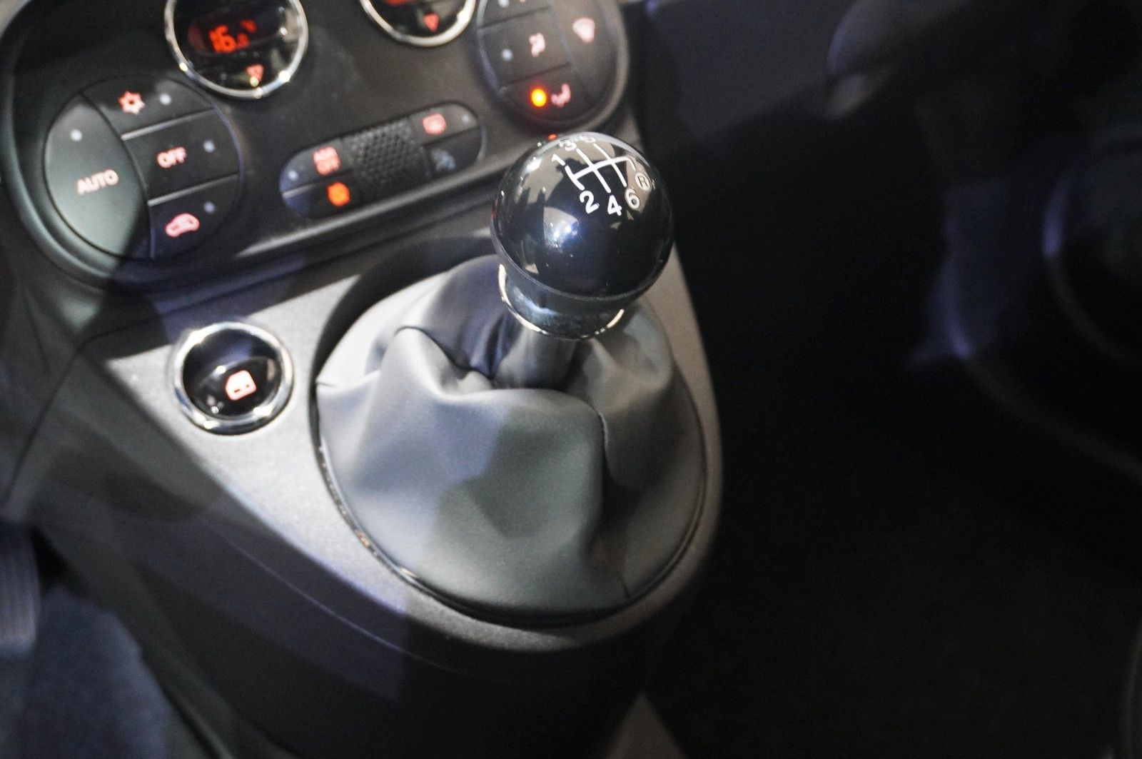 Fahrzeugabbildung Fiat 500 1.0 GSE HYBRID DOLCEVITA NAVI/LED/PDC/DAB+