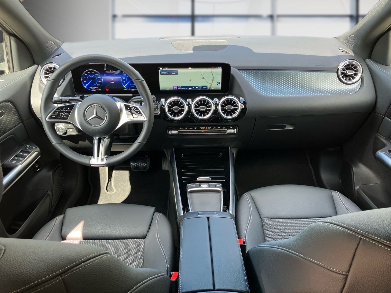 Fahrzeugabbildung Mercedes-Benz EQA 300 4M BONUS+AHK+PANO+STHZ+LHZ+CARPL+TOTWIN+