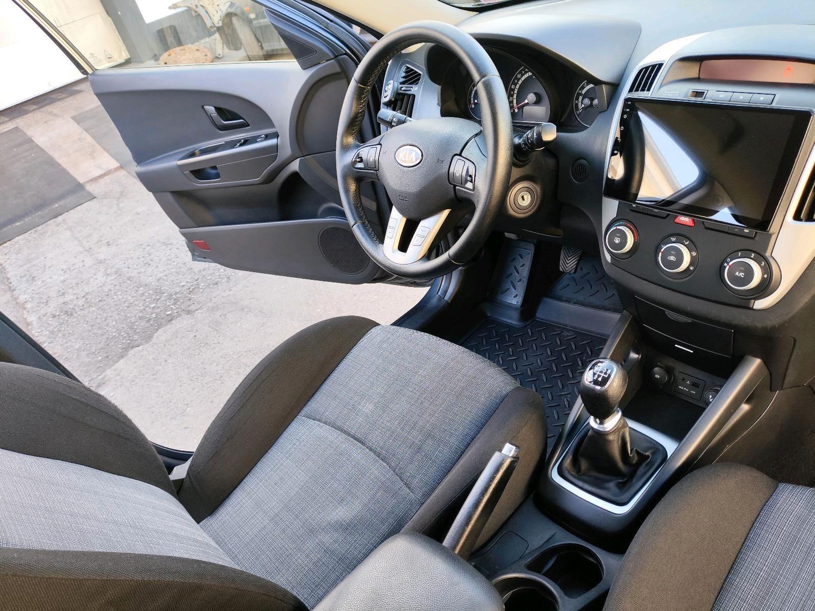 Kia cee'd 2011 — photo 9