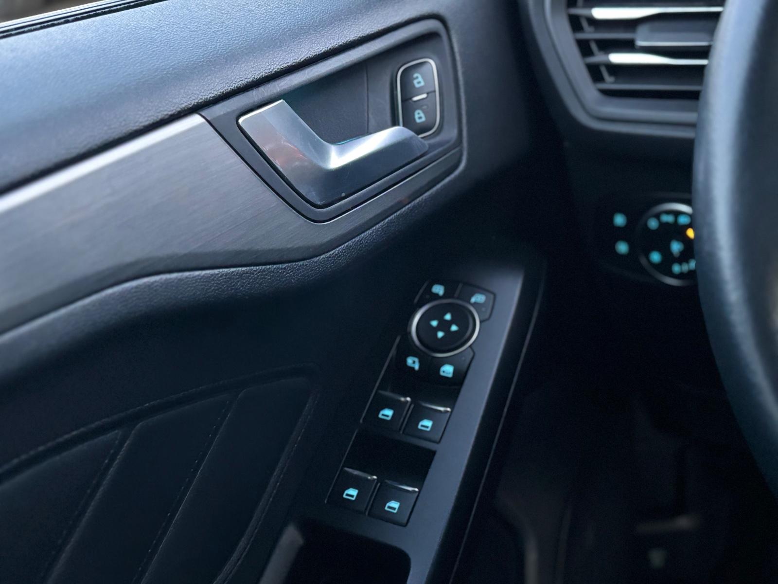 Ford Focus Turn. *Titanium*1.Hand*AHK*TÜV NEU!!