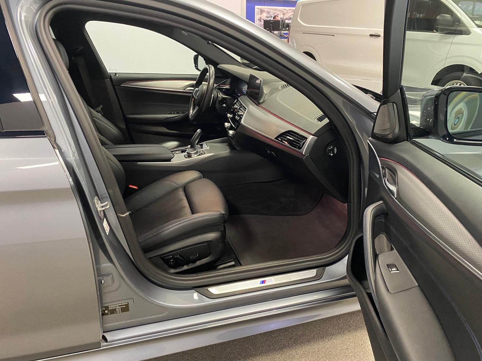 Fahrzeugabbildung BMW 530 3.0 24V 530 d xDrive M-Paket+Sport+LEDER+PDC