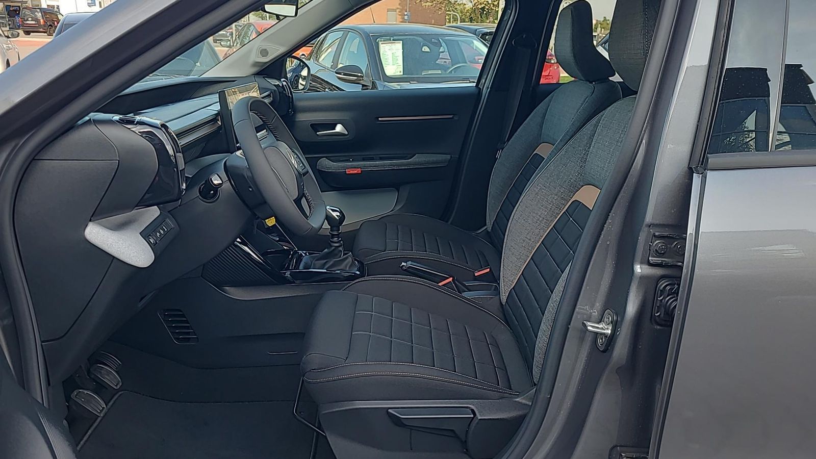 Fahrzeugabbildung Citroën C3 Aircross Plus 100 PS MT