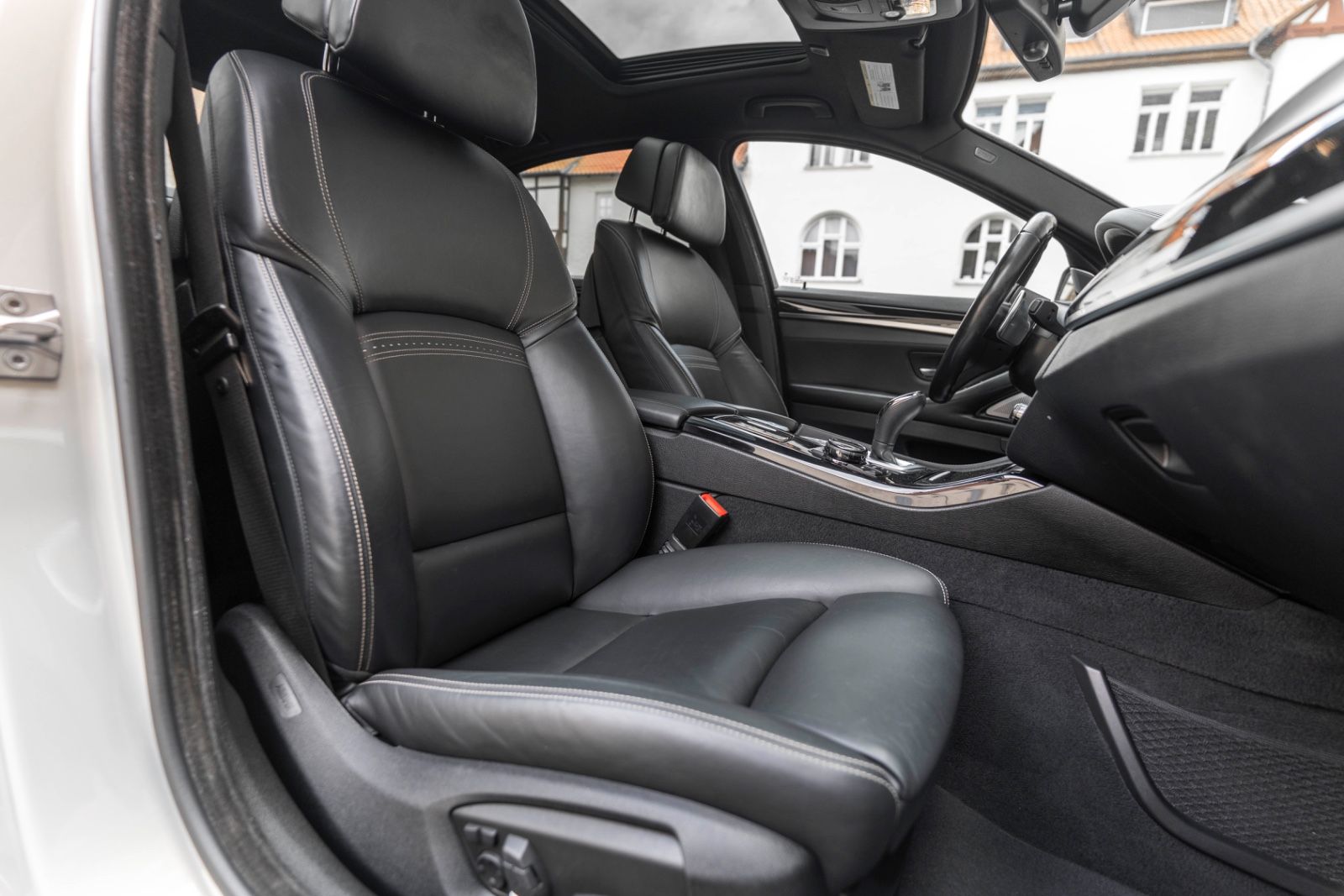 Fahrzeugabbildung BMW 550IX M-SPORTPAKET HUD B&O ACC HUD KAM TOTW