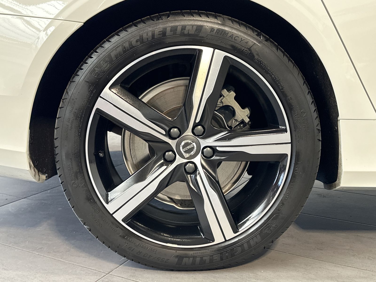 Fahrzeugabbildung Volvo V90 T8 AWD R-Design Hybrid NAV+LED+KAM+H&K+19ZO