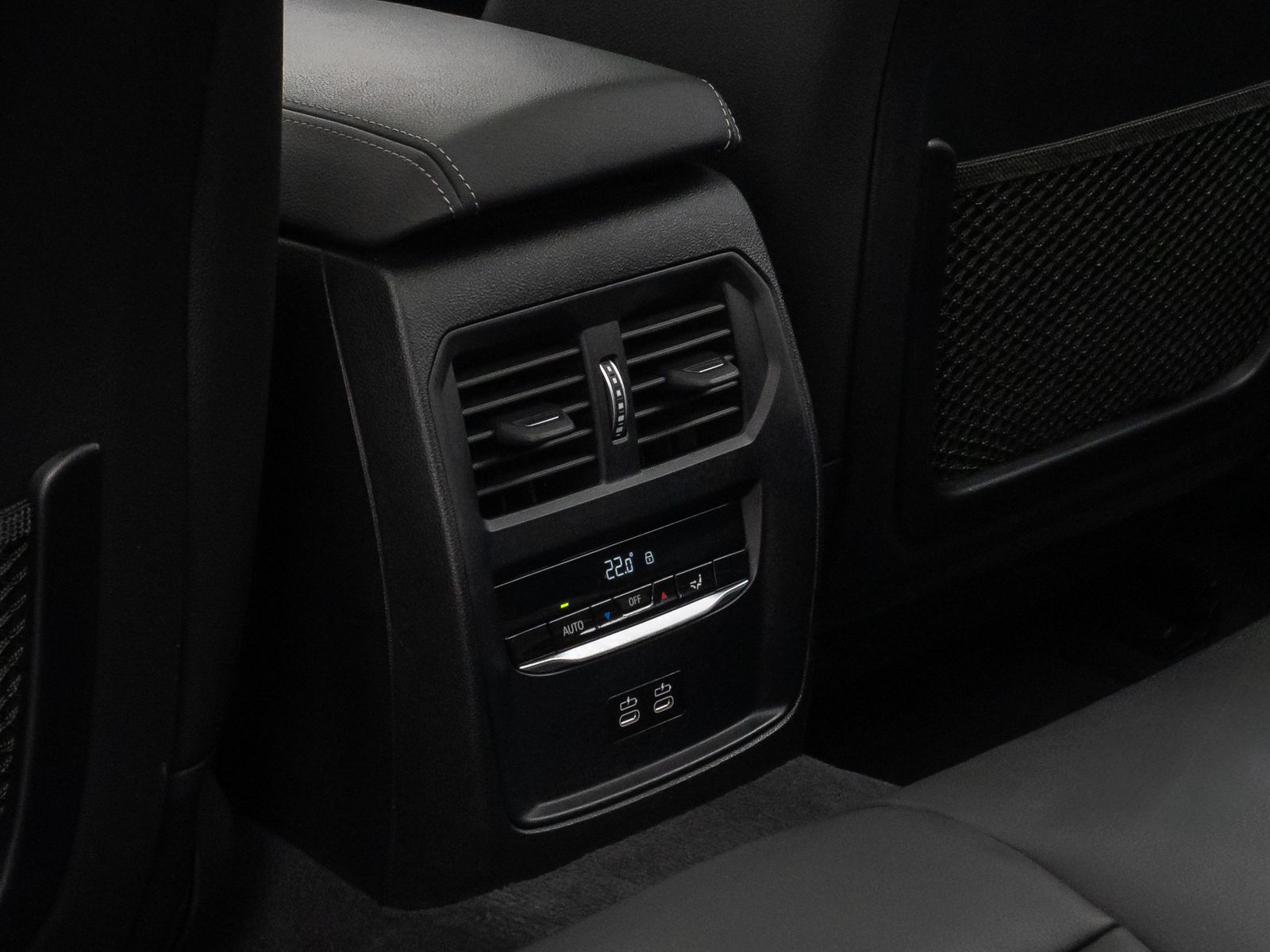 Fahrzeugabbildung BMW 330e Panorama 360° Laser HUD DAB HiFi AHK ACC