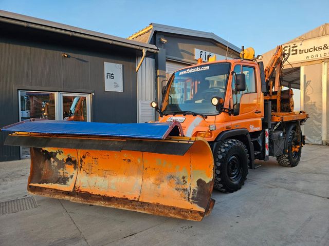 Unimog U300 4x4 - salt spreader - snow plate