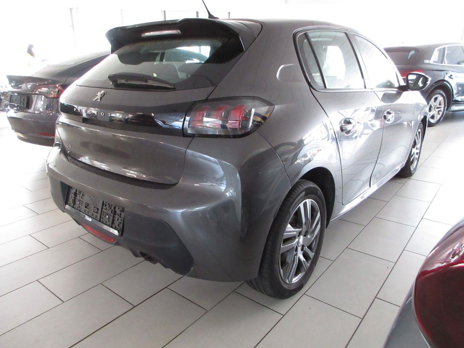 Fahrzeugabbildung Peugeot 208 Active Pack 1.2T LED/NAVI/SHZ/PDC/ALU