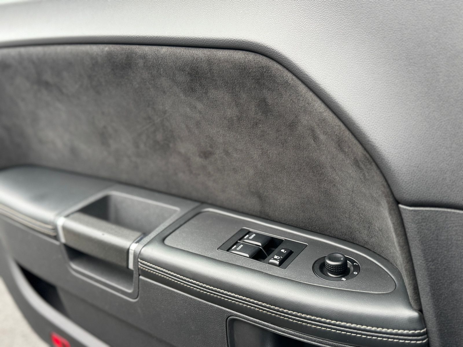 Fahrzeugabbildung Dodge Challenger 6.1 SRT-8 Neuwagenimport EU Navi SD