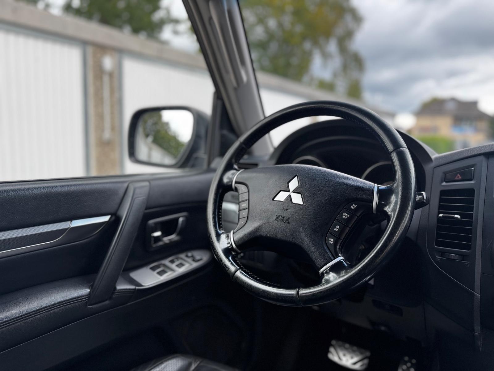 Mitsubishi Pajero 3.2 DI-D Intense | 170 ch | BVA | 7 places | Cuir | Sièges chauffants | Attelage | Galerie de toit