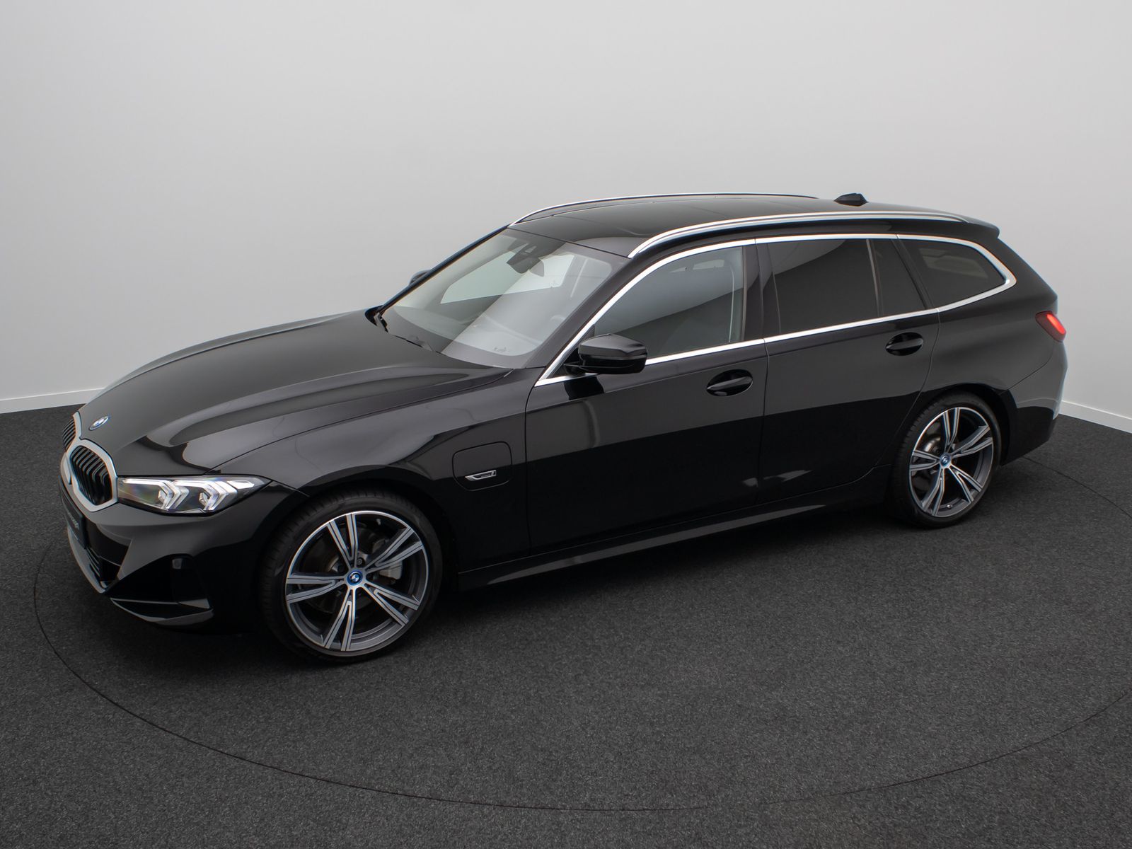 Fahrzeugabbildung BMW 330e Panorama DAB CockPit+ Widscreen PDC 19Zoll