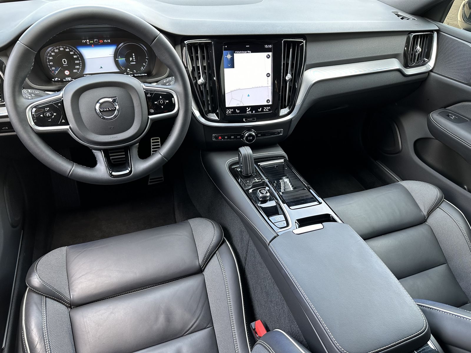 Fahrzeugabbildung Volvo V60 T8 AWD Recharge R-Design NAV+LED+360°+VCOCK