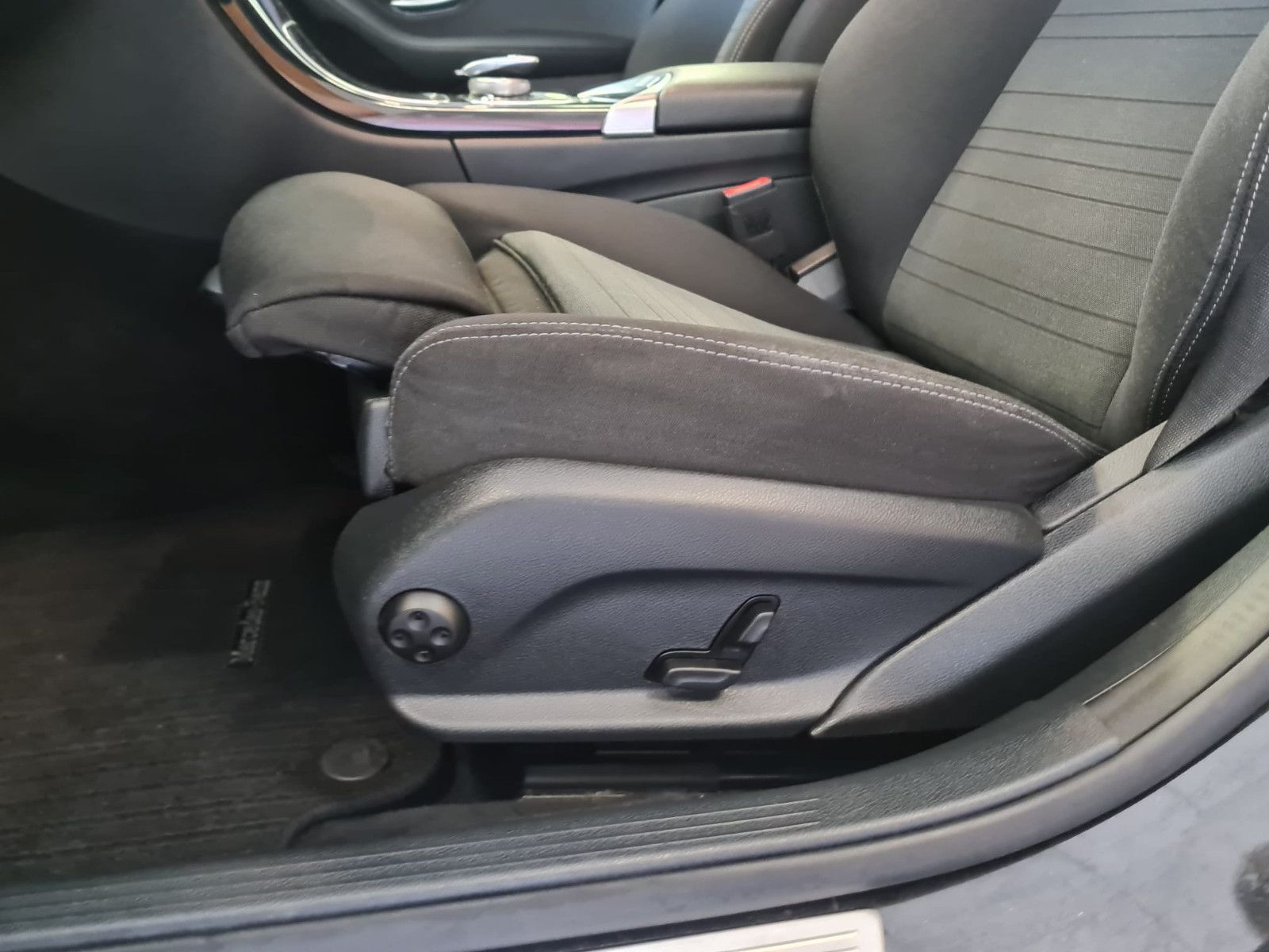 Fahrzeugabbildung Mercedes-Benz C 200 T-Modell / NAVI / KAMERA / LED HIGHTPERFOR