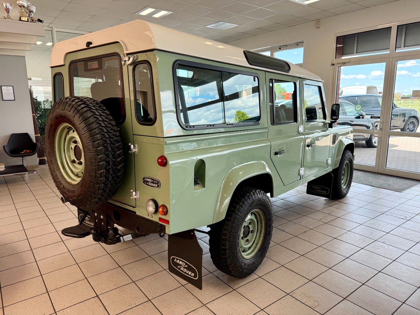 Fahrzeugabbildung Land Rover Defender 110 Heritage Station Wagon 7-Sitzer/AHK