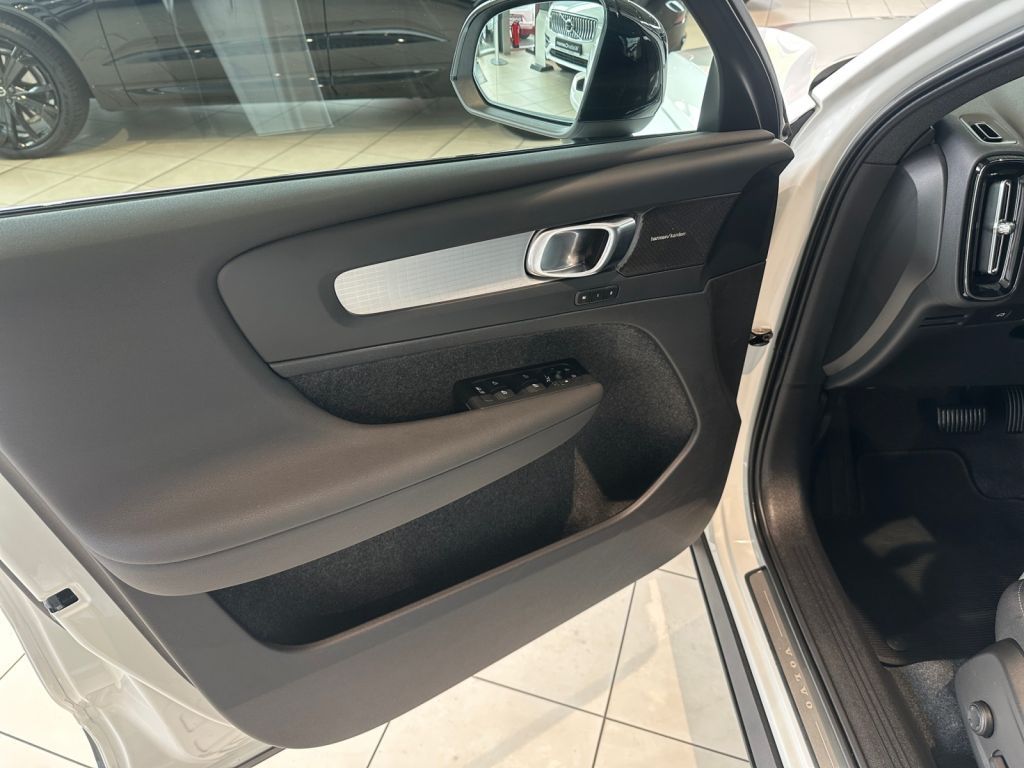 VOLVO XC40 B4 B DKG Plus Dark Fahrerassistenz-Paket VOLVO XC40 B4 B DKG Plus Dark Fahrerassistenz-Paket