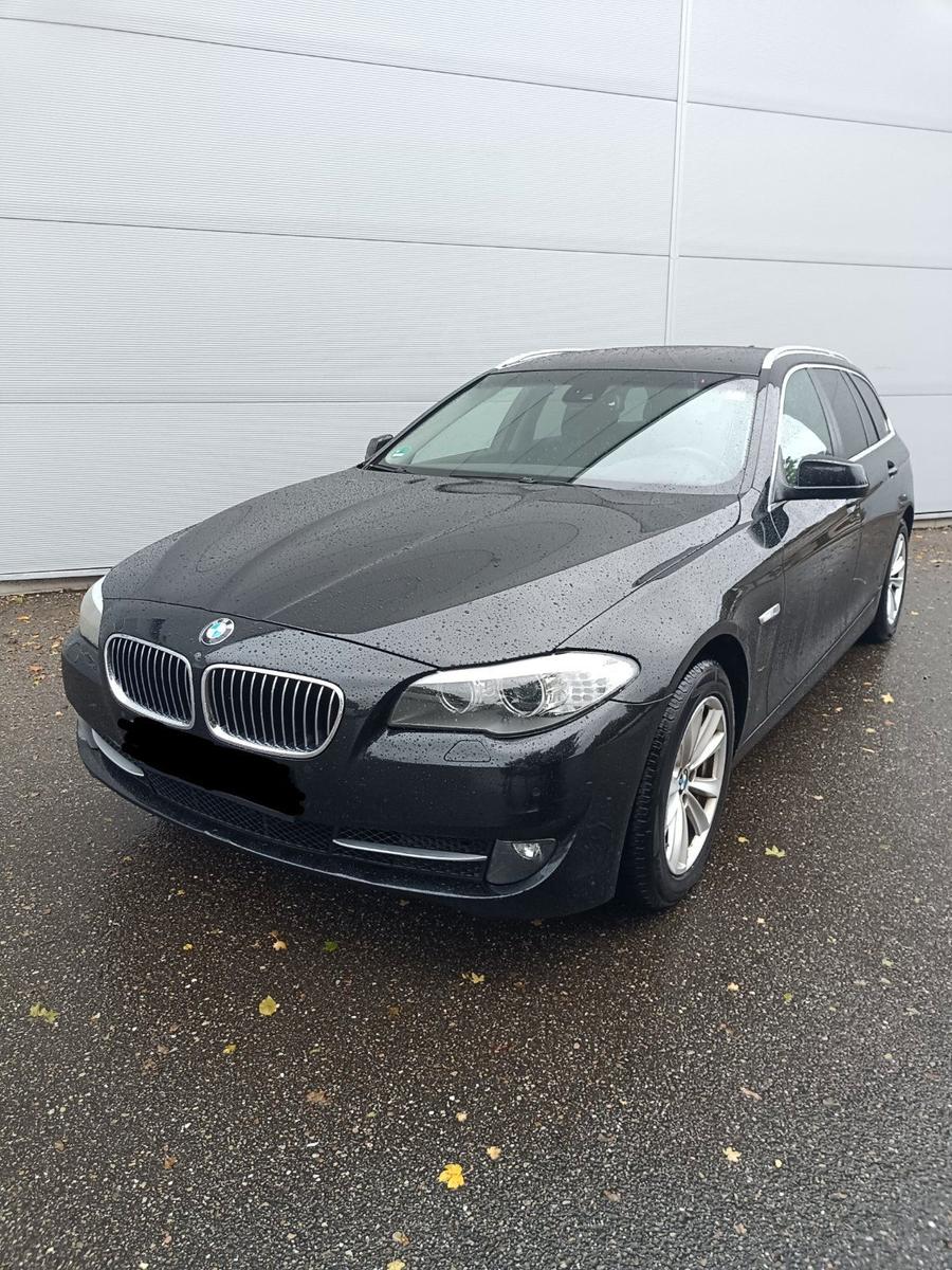 BMW 520 2011 — interior