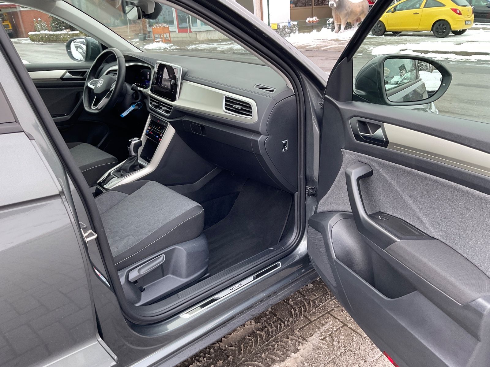 Fahrzeugabbildung Volkswagen T-Roc 1.5 TSI DSG MOVE,LED,Navi,Carplay