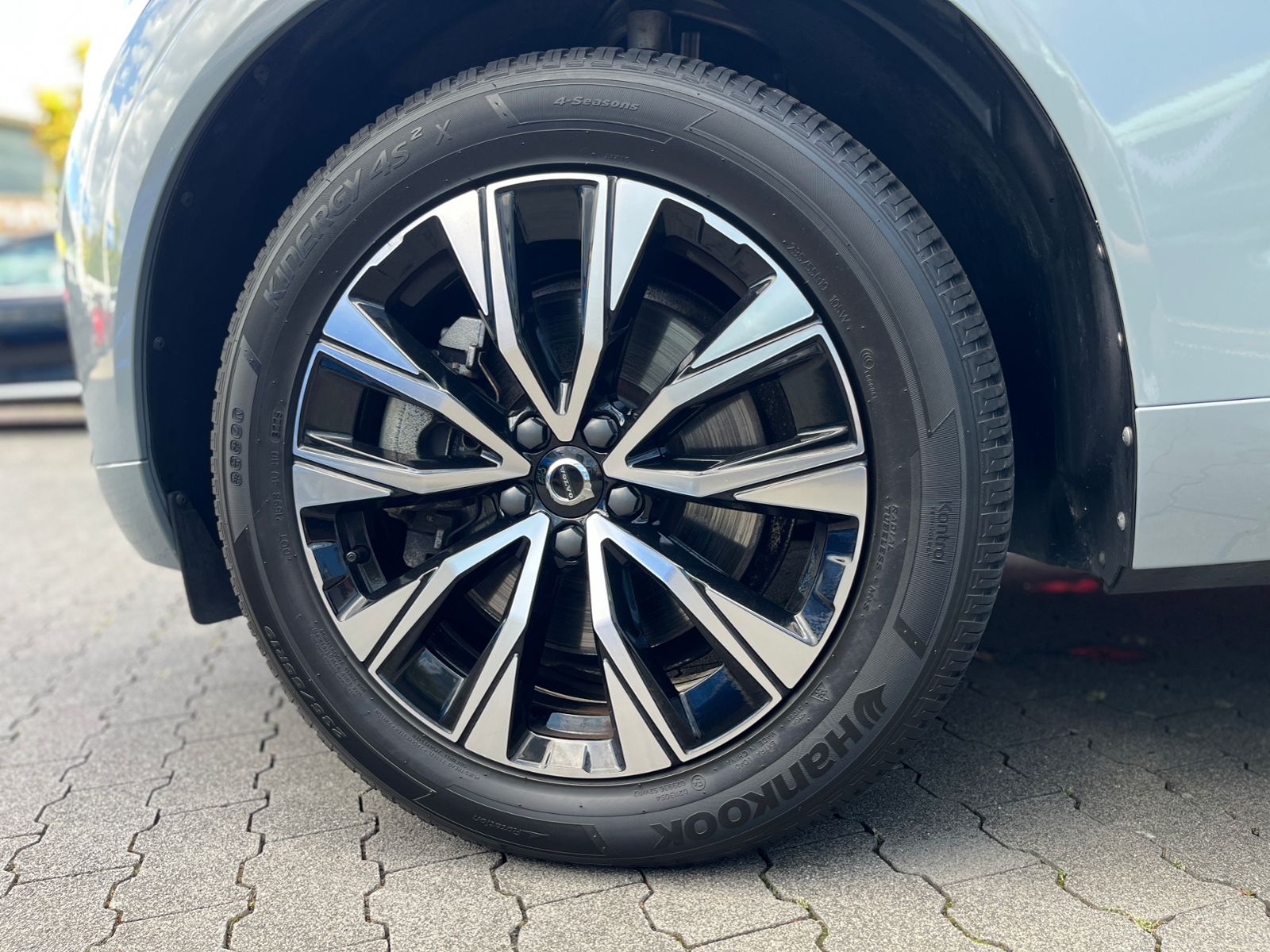 Fahrzeugabbildung Volvo XC60 Core 2WD STNDHZ LED NAV SHZ 19"