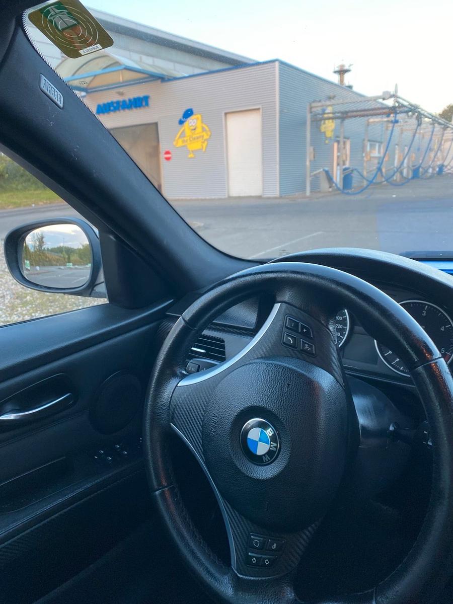 BMW 318 2009 — photo 8