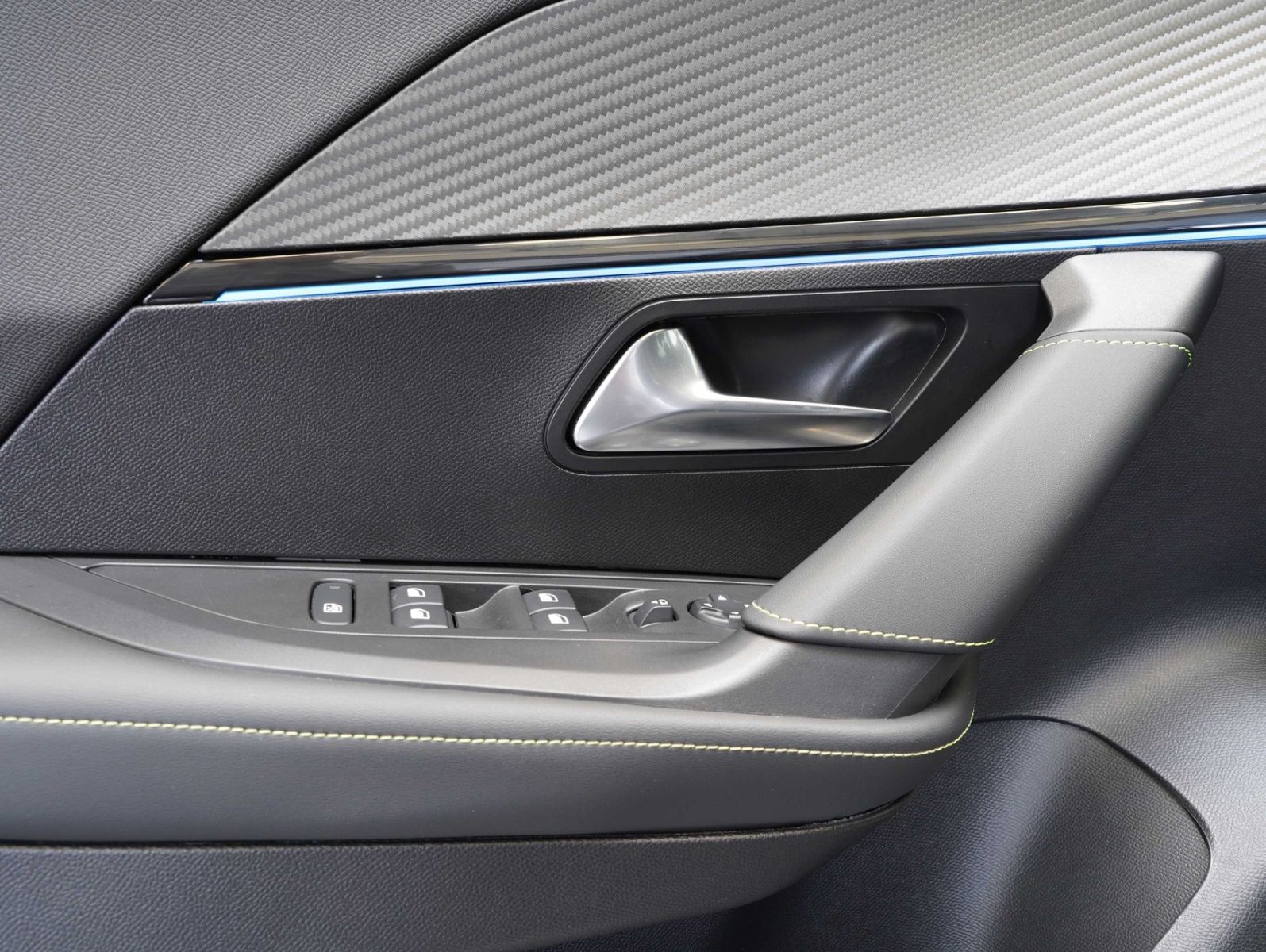 Fahrzeugabbildung Peugeot 2008 e- GT 11KW/LED/NAVI/360°/SOH