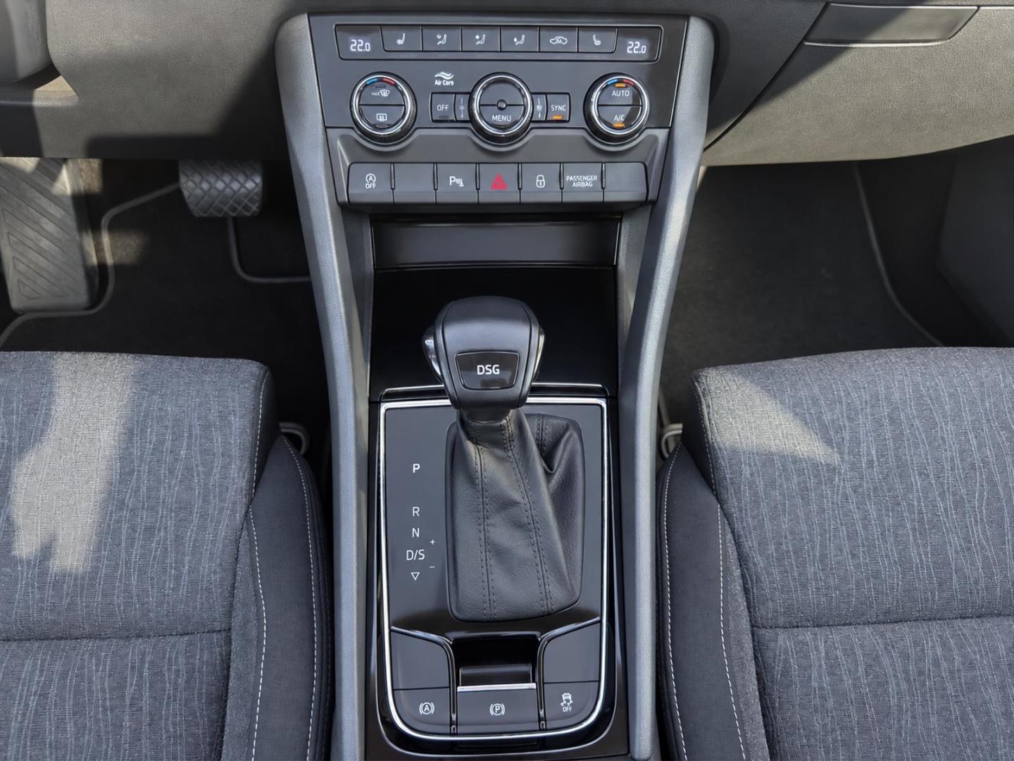 Skoda Karoq Style AHK PANO DAB NAVIGATION RKF SHZ PDC