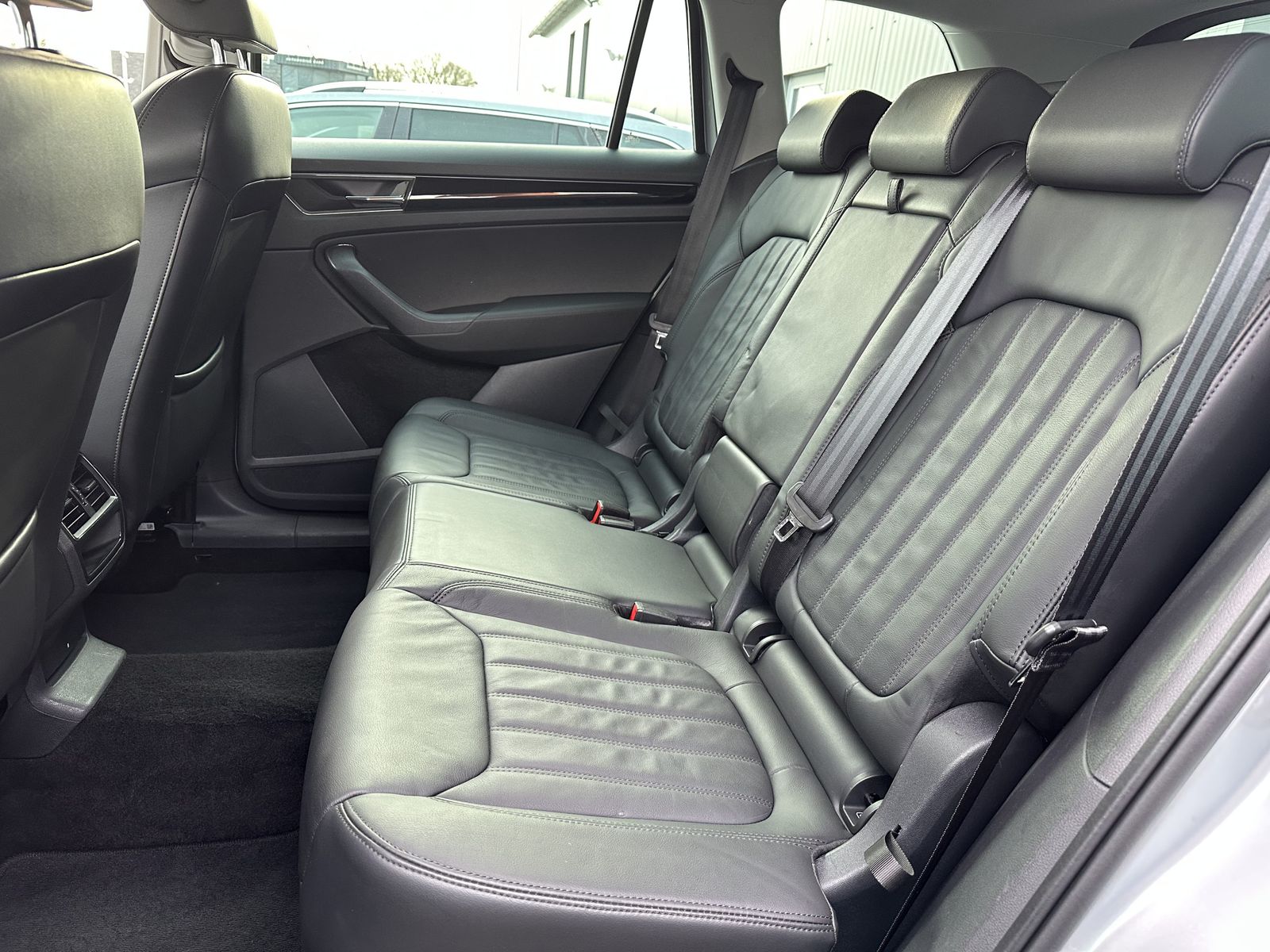 Fahrzeugabbildung SKODA Kodiaq 2.0 TDI DSG 4x4 L&K NAV+LED+AHK+360°+SHZ