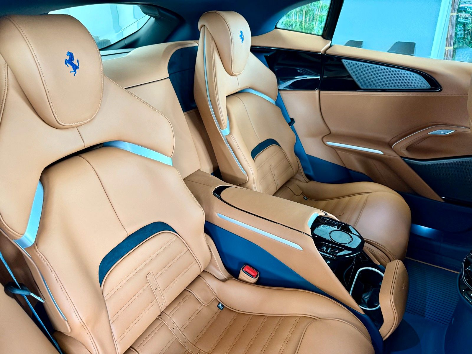 Fahrzeugabbildung Ferrari Purosangue Panorama/Carbon/Burmester/360/Matrix
