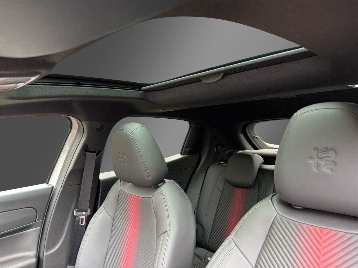 Fahrzeugabbildung Alfa Romeo Junior Ibrida 1.2 VGT 48V-Hybrid 107 kW Ti