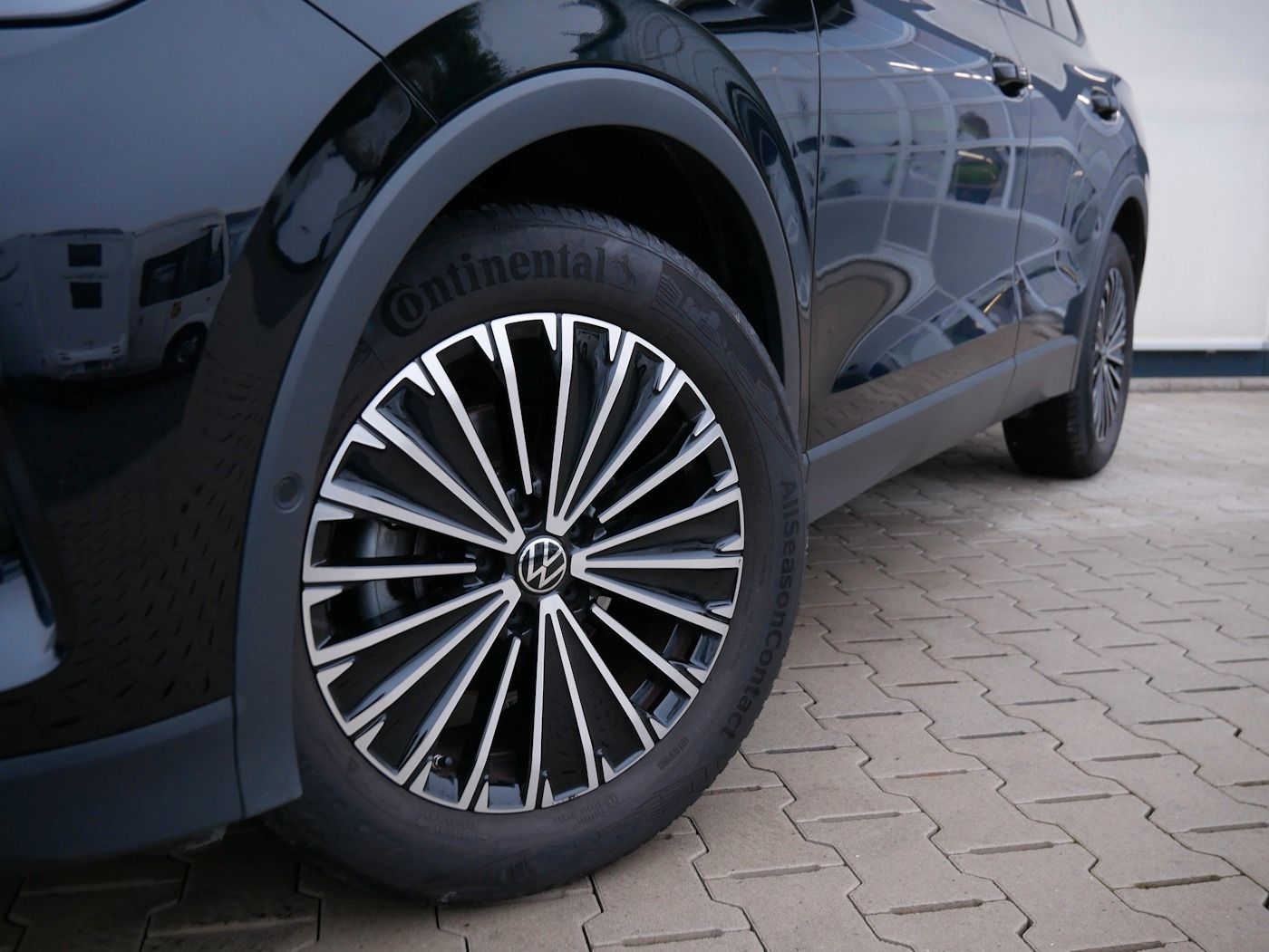 Fahrzeugabbildung Volkswagen Tiguan 1.5 eTSI Life NEU52T Matrix AHK Kamera AC