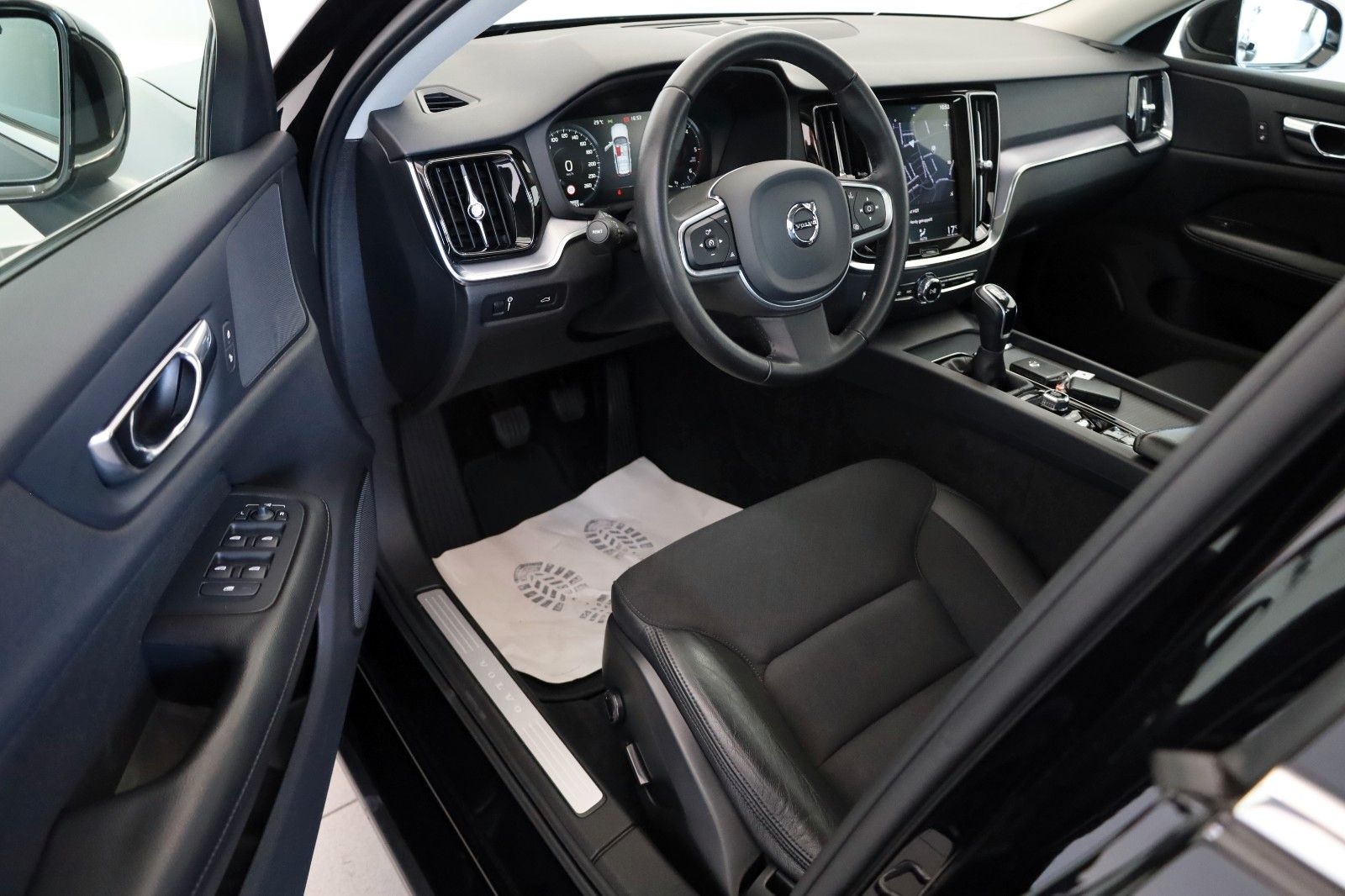 Fahrzeugabbildung Volvo V60 Kombi Momentum Pro TLeder,Navi,LED,PDC,Apple