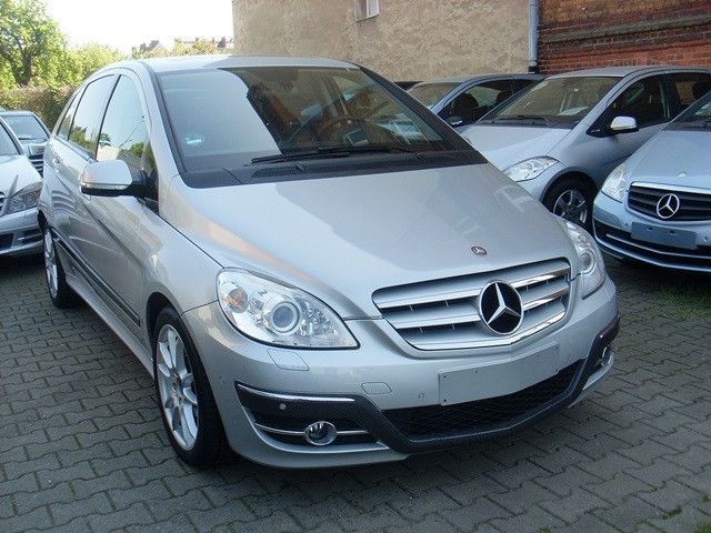 Mercedes-Benz B 200 CDI Aut / Lamellen / Anhängerkuppl / Navig