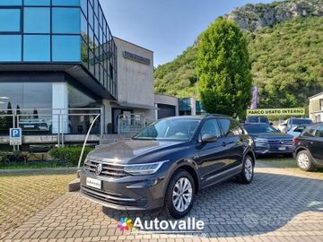 Volkswagen Tiguan - 1