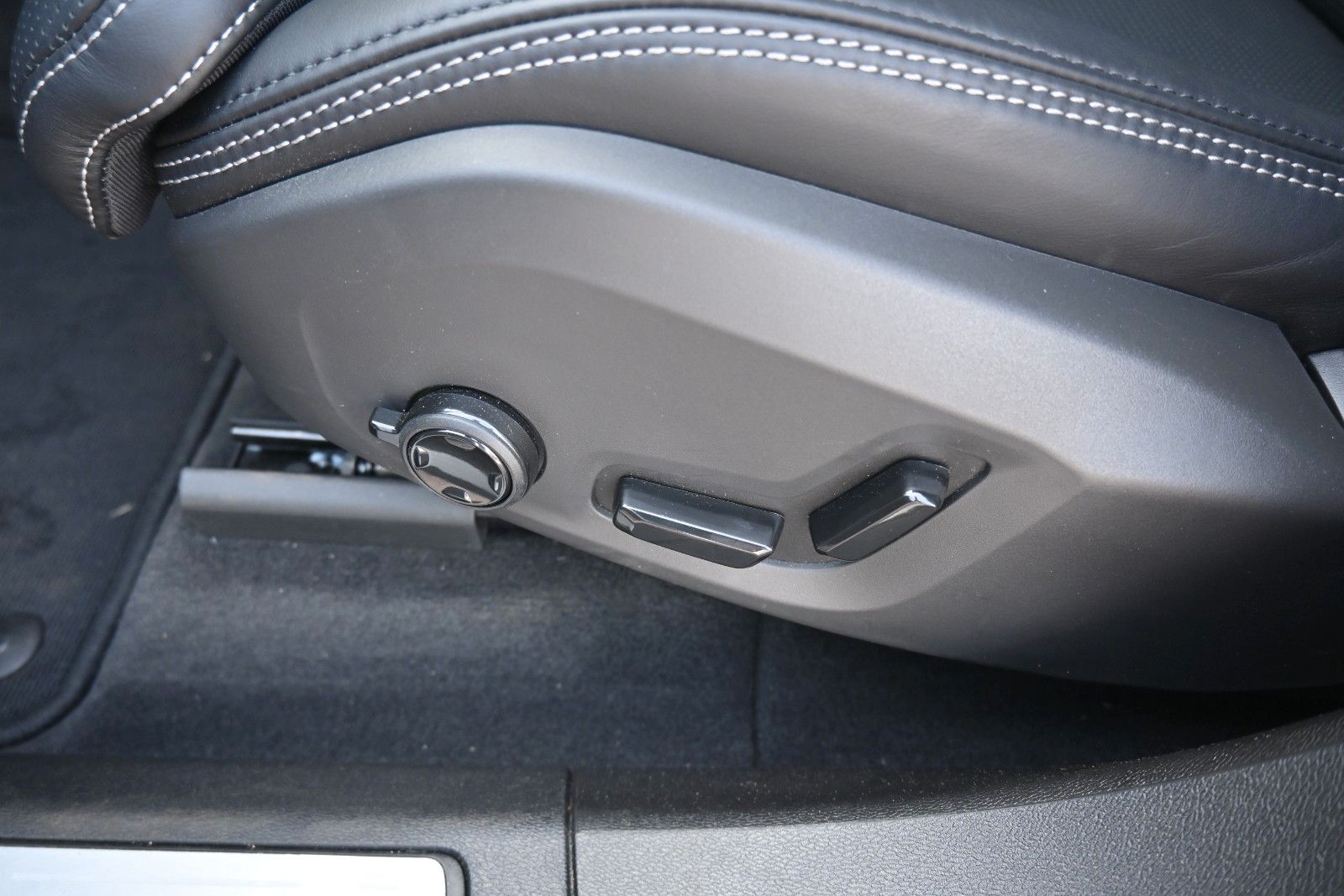 Fahrzeugabbildung Volvo XC60 T8 RC AWD Ultra Dark**360*LUFT*B&W*FACELIFT