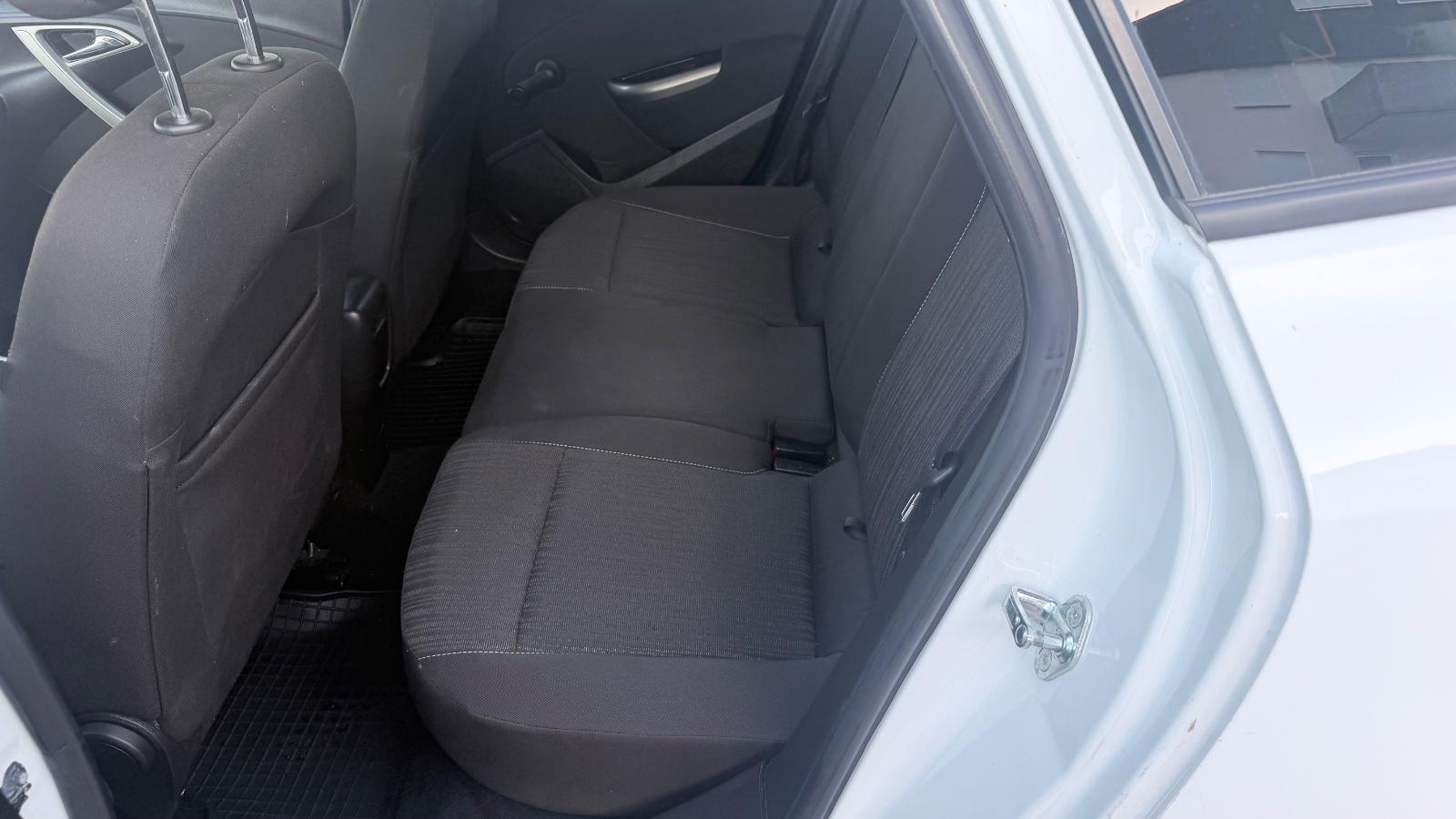 Opel Astra 2011 — photo 12
