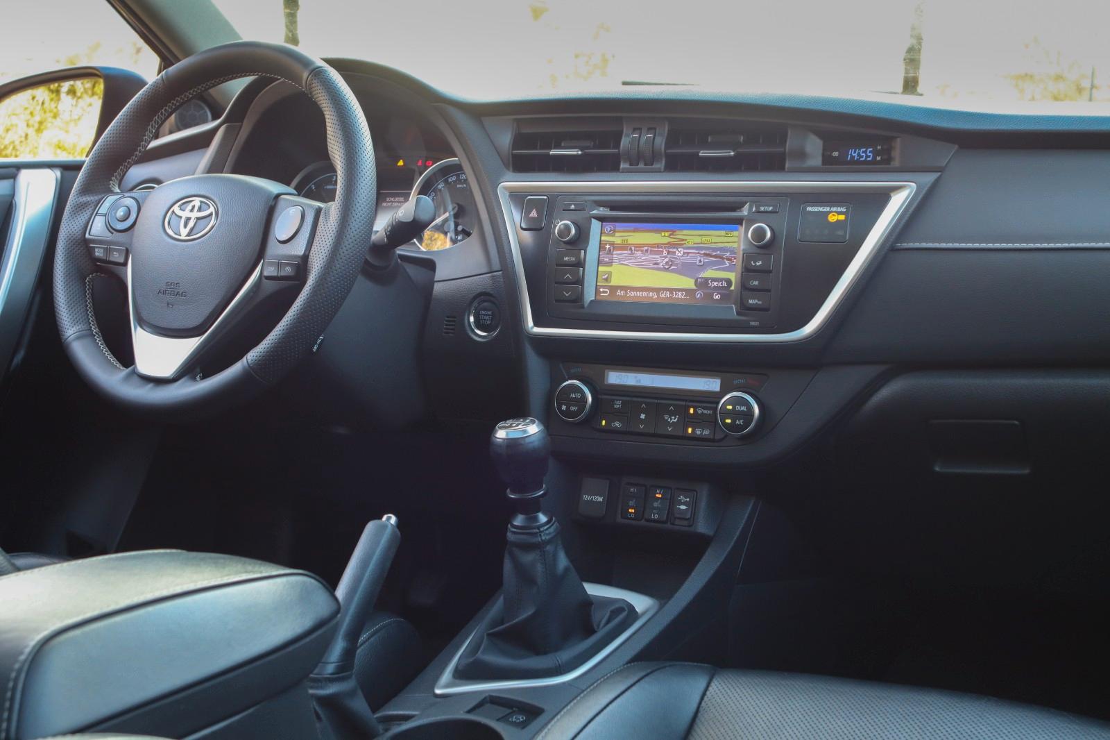 Toyota Auris 2013 — photo 7