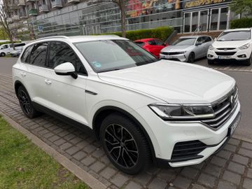 Volkswagen Touareg - 1